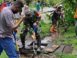 Babinsa Koramil Mapurujaya Bersama Warga Gelar Kerja Bakti Bersihkan Drainase