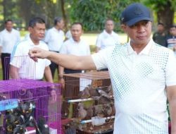 Panglima TNI Bagikan Ratusan Paket Sembako, Lepas Ratusan Ekor Burung di Mabes TNI
