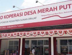 Menteri Koperasi Ferry Juliantono Tinjau Operasional Kopdes Pucangan Tuban