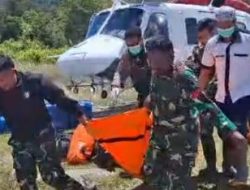Personel Kodim 1710/Mimika Bersama Tim Gabungan Evakuasi Korban Kecelakaan