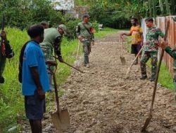 Bakti Nyata Jelang HUT Ke-80 TNI, Kodim 1710/Mimika Perbaiki Jalan Kampung