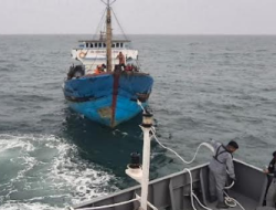 Bakamla RI Selamatkan Kapal Mati Mesin di Tengah Cuaca Buruk