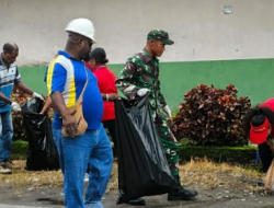 Mencegah Sumbatan Dan Genangan Air, Babinsa Koramil Timika Ajak Warga Bersihkan Drainase