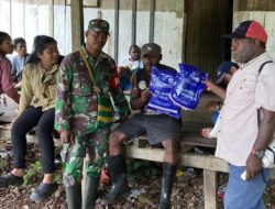 Babinsa Koramil 1710-06/Agimuga Dampingi Nakes Bagikan Kelambu Berinsektisida