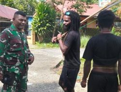 Babinsa Koramil Timika Komsos Dengan Warga, Jalin Silaturahmi dan Kebersamaan