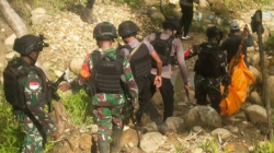 Aksi Sigap Prajurit Kodim 1715/Yahukimo Mengevakuasi Para Pendulang Emas