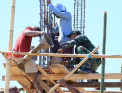 Sinergi TNI dan Rakyat, Satgas TMMD Kodim 1505/Tidore Bersama Warga Cor Tiang Masjid