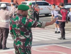 Peduli Keselamatan, Babinsa Timika Bantu Lalu Lintas Penyeberangan Anak Sekolah