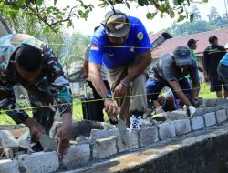 Satgas TMMD Kodim 1505/Tidore Bersama Warga Bangun Pagar Jalan