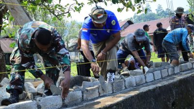 Satgas TMMD Kodim 1505/Tidore Bersama Warga Bangun Pagar Jalan