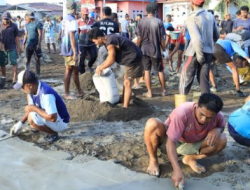 Semangat Kebersamaan, Satgas TMMD dan Warga Desa Wama Bahu Membahu Cor Lapangan Voli