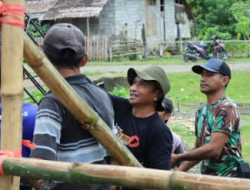 Anggota Satgas TMMD Ke-126 Kodim 1505/Tidore dan Warga Kompak