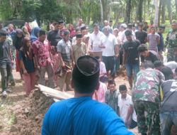 Di Kesibukan Membangun, Satgas TMMD Kodim 1505/Tidore Tetap Peduli Warga Berduka