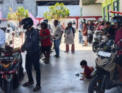Bantu Kelancaran Operasional Saat Kelangkaan BBM, Babinsa Koramil 1710-02/Timika Tertibkan Antrian di SPBU