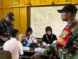 Babinsa Koramil 1710-06/Agimuga Dampingi Nakes Pada Pemeriksaan Kesehatan Pelajar