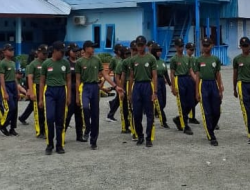 Babinsa Koramil Timika Latih Baris-Berbaris Siswa SMA Taruna Mimika