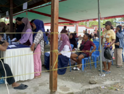 Babinsa Koramil 1710-03/Kuala Kencana Dampingi Penyaluran Bantuan ke Masyarakat