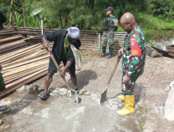 Bantu Ringankan Beban, Babinsa Koramil Tembagapura Bantu Perbaiki Rumah Warga