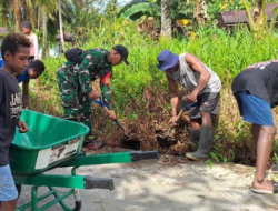 Tumbuhkan Hidup Sehat dan Lingkungan Bersih, Babinsa Koramil Mapurujaya Ajak Warga Bersihkan Parit