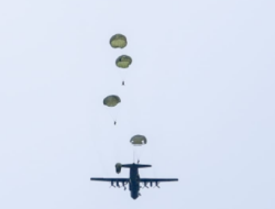 Ratusan Peterjun Kostrad Hiasi Langit Kota Timah Babel