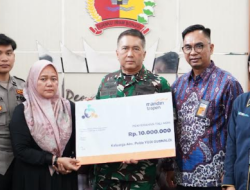 TNI Serahkan Santunan Untuk Keluarga Prajurit Gugur di Misi Evakuasi Banjir Bandang