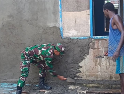 Babinsa Mapurujaya Gelar Komsos dan Bantu Warga Bangun Rumah di Kampung Hiripau