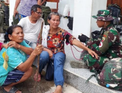 Dengan Berjalan Kaki, Logistik Bencana Didorong ke Wilayah Terisolir Tapteng