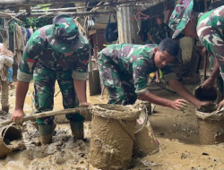 TNI Bantu Bersihkan Rumah Lansia Terdampak Banjir di Kabupaten Pidie