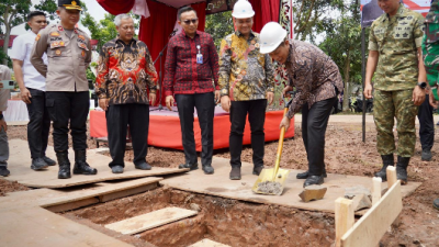 Menkop Resmikan Pembangunan Koperasi, Kelurahan Merah Putih Sokoduwet, di Pekalongan