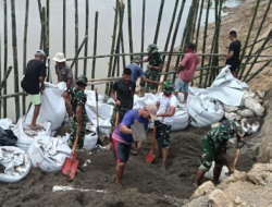 TNI dan Warga Gotong Royong Perkuat Tanggul Pasca Banjir di Langkat