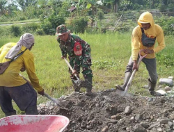 Babinsa Koramil 1710-07/Mapurujaya Bersama Warga Kerja Bakti Pembangunan Masjid