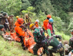 Prajurit TNI Menembus Medan dan Cuaca Ekstrem, Berhasil Temukan Seluruh Korban Pesawat ATR 42-500