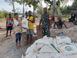 Babinsa Koramil Kokonao Dampingi Petugas Bulog Salurkan Bantuan Raskin
