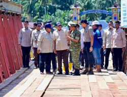 Wapang TNI Dampingi Presiden Prabowo Tinjau Jembatan Bailey dan Posko Kesehatan di Tapanuli Selatan