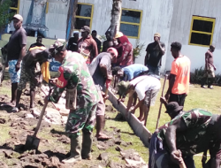 Perkokoh Kemanunggalan, Babinsa Koramil Kokonao Bersama Warga Binaan Gotong Royong Cor Jalan Gereja