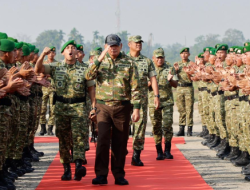 Wakil Panglima TNI Dampingi Menhan RI Kunjungi Yonif TP 852/ABY