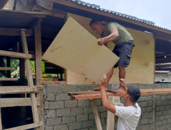 Personel TMMD Ke-127 Kodim 1514/Morotai Kerjakan Plester Dinding dan Pasang Triplek RTLH di Desa Mandiri