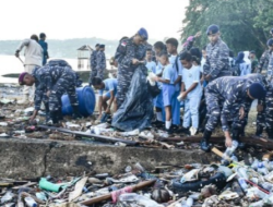 Nyatakan Perang Terhadap Sampah, TNI Bergerak Serentak Bersihkan Lingkungan
