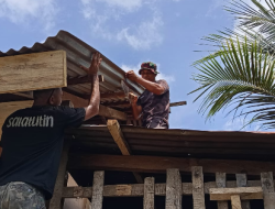 Personel TMMD Ke-127 Kodim 1514/Morotai Lanjutkan Pekerjaan Flur Lantai dan Pemasangan Lisplang RTLH