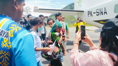 Anak 6 Tahun Korban Aksi Kebrutalan OPM di Kabupaten Puncak Dievakuasi Petugas dan Medis