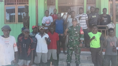 Babinsa Koramil Mapurujaya Laksanakan Komsos Bersama Warga Kampung Fanamo