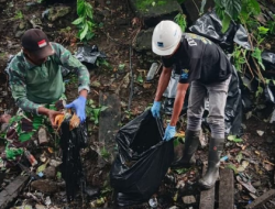 Gotong Royong Bersihkan Kali, Babinsa Timika Turun Langsung