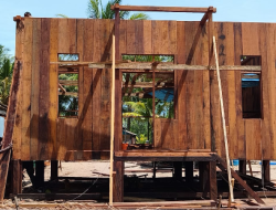 Satgas TMMD dan Warga Kebut Pemasangan Dinding Rumah Niko Makare