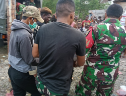 Satgas TMMD Tunjukkan Kepedulian Dengan Evakuasi Warga Sakit