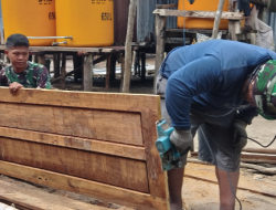 Satgas TMMD Tuntaskan Pemasangan Pintu MCK Umum di Kampung Keakwa