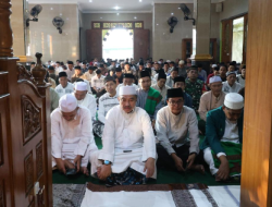 Plh. Wali Kota Bekasi Serahkan Bantuan Sapi Qurban Presiden di Masjid Al Mukhlisin Jatiasih