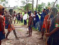 Dandim 1710/Mimika Ajak Warga Jaga Persaudaraan Dalam Prosesi Damai Perang Suku di Kwamki Narama