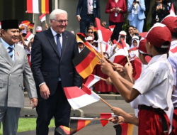 Lambaian Bendera dan Ceria Warnai Antusiasme Pelajar Sambut Presiden Jerman di Istana Merdeka