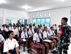 Babinsa Koramil Timika Beri Pembekalan ke Siswa-Siswi Baru SMA Taruna Timika