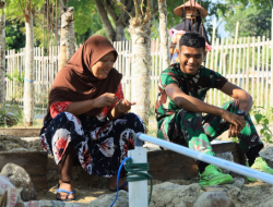 Di Balik Pekerjaan Fisik TMMD, Tersimpan Kisah Hangat Anggota TNI Bersama Mama Angkat